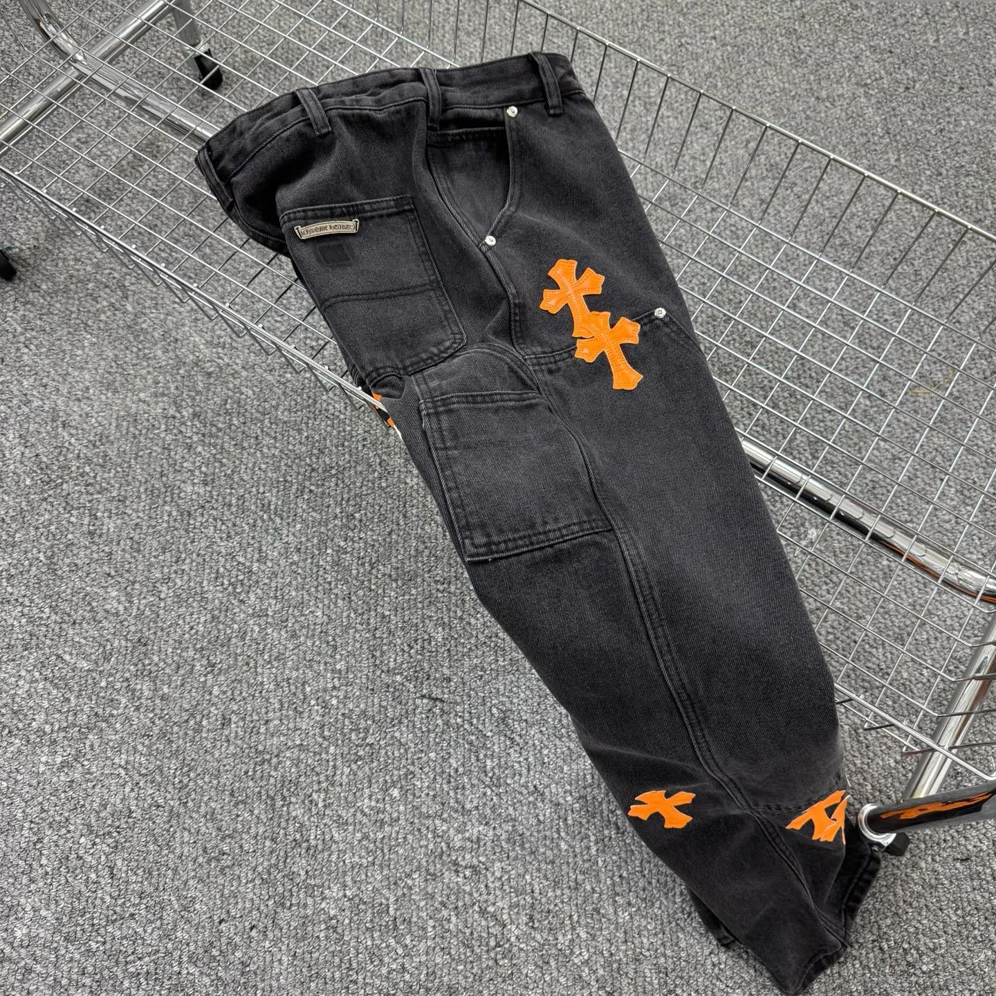 P280 Style number: H861 Chrome Hearts & Chrome Hearts 25FW CH workwear logging black and orange leather limited edition cow king jeans Chrome Hearts' most popular color pants are made of beaded canvas fabric, and heavy washing makes the upper body of the fabric more textured and the pants are tall and straight! The three-dimensional cutting of the whole trousers is a masterpiece! The hardware is customized by zp. The beaded canvas fabric is thick and soft after being washed. It has good breathability. Customized small leather label. Unique design. The details are simple and elegant, and the workmanship is exquisite. The whole trousers are neatly routed and the details are in place! It’s so cool that both men and women can easily control the genderless trend!  Size: 30-32-34-36 Color: black